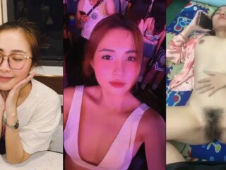 Đang chơi thì em phải nghe điện thoại