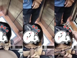 Em sgbb hồn nhiên bú mút ở thang máy