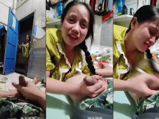 Quay tay quên đóng cửa em hàng xóm thấy và cái kết