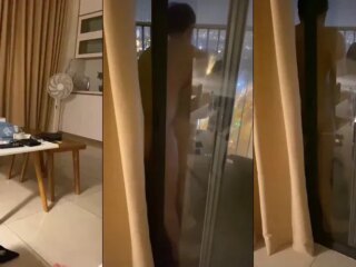 Thằng bạn đưa ny ra ban công chơi em rên cả tòa nghe thấy